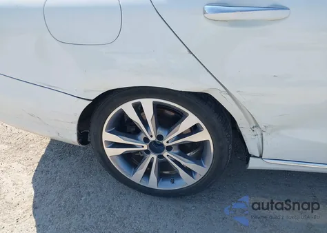 2018 Mercedes-Benz C 300 4Matic z USA, uszkodzony, nr VIN 55SWF4KBXJU236493